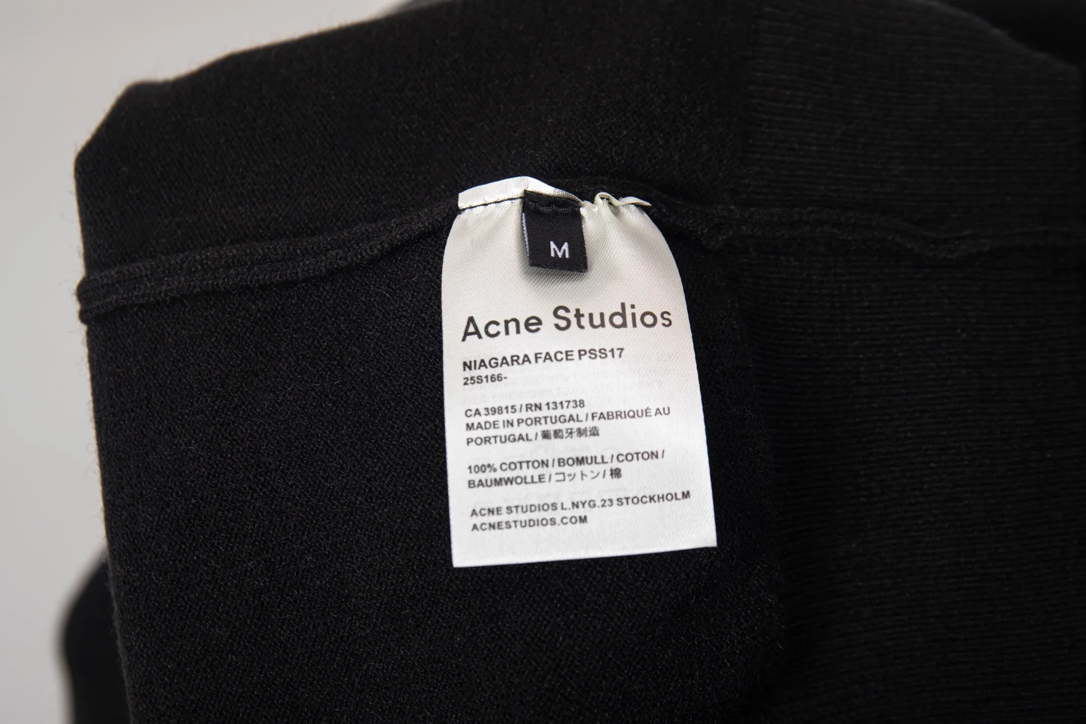 Model No. DZ 23 Acne Classic letter embroidered lapel polo knitted sweater Multiple designs Fundraising for half a month Conscientious production Gram pure cotton Andy cashmere imported wool Imported machine full embroidery small label Internet celebrity Hot Sale Large factory flow workmanship Neat and orderly needlework Loose os version Versatile style Couple style Hang tag Hanging grain Washing Main wheat Packaging Full set of accessories 📦 All details are real shots without beauty filters Buy with confidence📷 colour: Black Gray Khaki color size: s m l xl